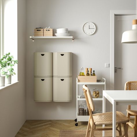 Con il bidone GÅRDSBUTIK puoi creare una postazione per la raccolta differenziata in qualsiasi angolo della casa. Installane uno o diversi, a seconda delle tue esigenze, e sollevalo dal supporto a parete quando è il momento di svuotarlo. Small Storage Room, Ikea Wall Storage, Wall Mounted Storage Bins, Easy Storage Hacks, Wall Mount Storage, Ikea Interior, Ikea New, Ikea Food, Organization Furniture