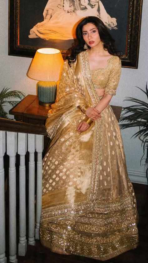 in manish malhotra #manishmalholtra #mahirakhan Mahira Khan Lehenga, Manish Malhotra Outfits, Mahira Khan Saree, Iconic Bollywood Looks, Heeramandi Outfits, Pakistani Bridesmaids Outfits, Heeramandi Aesthetic, Mahira Khan Wedding, Indian Women Dress