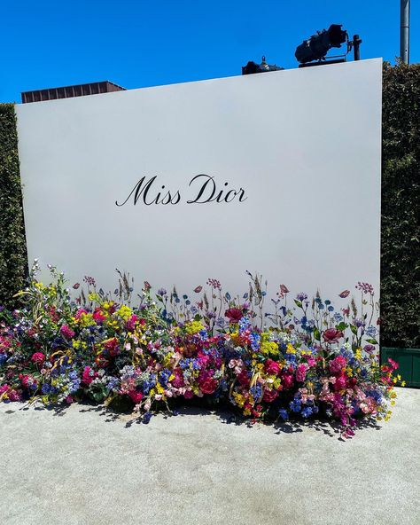 Photobooth Flower Backdrop, Womens Day Event Ideas, Dior Backdrop, Event Photo Backdrop, Photozone Ideas, Dior Flowers, Dior Event, Event Backdrops, Corporate Event Design