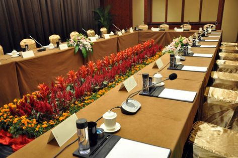 Meeting Decoration Ideas, Conference Decorations Events, Conference Table Decor, Conference Decorations, Conference Decor, Conference Room Decor, Hotel Conference Rooms, Conference Room Design, Design Conference