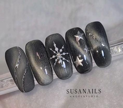 Nail Art Calligraphy Pen, Cateye Nailart Christmas, Cateye Gelpolish, Black Xmas Nails, Christmas Nails 2022, Penguins In Love, Xmas Nail Art, New Years Eve Nails, Nail Design Video