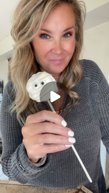 Tracy Tindell on Instagram: "If you love Oreos, you’re going to love these Mummy pops! These are super fun and easy to make.
All you need is Oreos, white chocolate and decorative eye balls.
 
Oreo Mummy Pops 👻🎃
Steps to make:
Melt your white chocolate.
Add a cake pop stick to your Oreos and dip them into the hot chocolate. Add the eyes and let everything dry. Then add additional white chocolate in a zig zag motion so it looks like a mummy. Once everything dries you can enjoy!
The best part is the orange color that pops out when you take a bite because these are the spooky Oreos!
 
===========================
📌SAVE this for later use!
🫶SHARE to someone who needs to know this!
🤳FOLLOW me for more great tips and tricks 
@thelastresortlakehouse
============================

#halloweenidea Skeleton Oreo Pops, Spooky Oreos, Oreo Mummy Pops, Mummy Cake Pops, Oreo Cookie Mummies, Oreo Mummies, Oreo Eyeballs Halloween Treats, Mummy Cake, Eye Balls