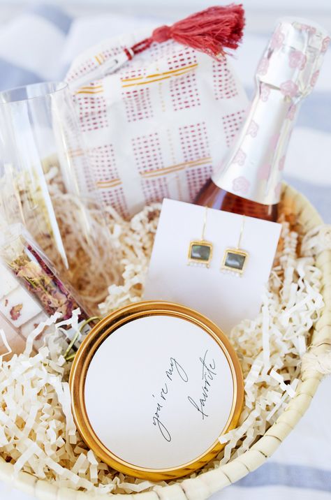 Bridesmaid gifts. Wedding guest gifts ideas. Wedding vendor gift ideas. Photo by Magdalena Stefanek Photography. Vendor Gifts For Wedding, Wedding Vendor Gifts, Wedding Gift Guide, You're My Favorite, Wedding Inspiration Summer, Wedding Gifts For Guests, Welcome Bags, Unique Wedding Gifts, Guest Gifts