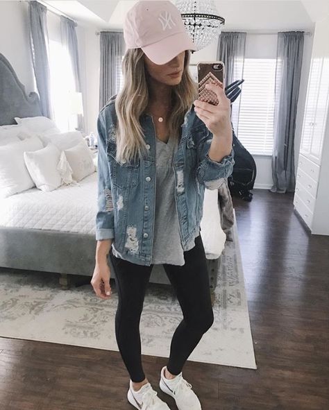 Casual wear. Baseball cap. Denim jacket | Sarahknuth Spring Outfits For Teen Girls, Teen Winter Outfits, Leggings Outfit Fall, Looks Jeans, Cap Outfit, Leggings Outfits, Legging Outfits, Outfit Jeans, Pink Hat