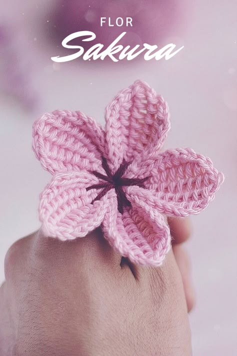 Aprende a tejer esta Sakura junto  Príncipe del Crochet Crochet Butterfly Pattern, Crochet Flowers Free Pattern, Crochet Earrings Pattern, Pola Amigurumi, Crochet Bouquet, Crochet Hair Accessories, Crochet Butterfly, Crochet Plant, Crochet Flower Tutorial