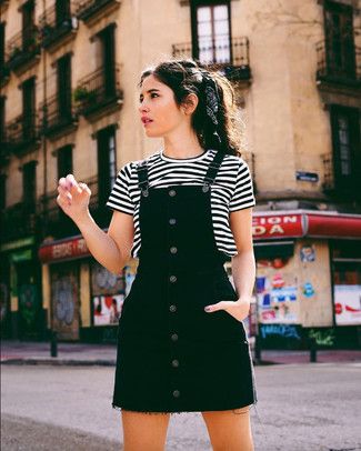 This totaly stylish off-duty look is ever-so-simple: a black denim overall dress and a white and black horizontal striped crew-neck t-shirt. Tight Floral Dress, Classic Black Dress, Denim Overall Dress, Vestidos Vintage, Summer Dress Outfits, Midi Dress Casual, Tshirt Outfits, Overall Dress, Tee Dress