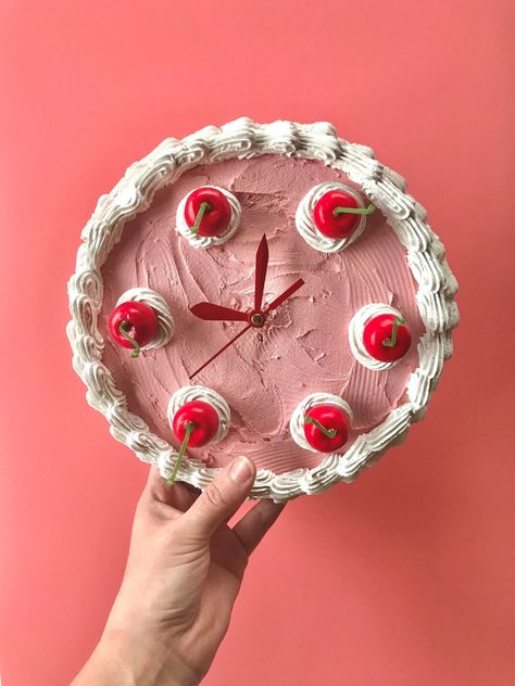 Fake Cake Clock, Cake Home Decor, Wacky Room Decor, Food Home Decor, Melting Decor, Weird Clocks, Fake Cake Ideas, Cake Wall Decor, Cake Clock