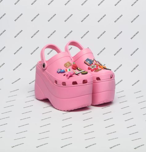 People Are Losing It Over High-heeled Crocs High Heel Crocs, Balenciaga Crocs, Ugly Fashion, Platform Crocs, Hak Tinggi, Ugly Outfits, Ugly Shoes, Toy Art, Channing Tatum