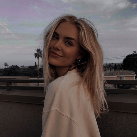 Blonde Autumn Aesthetic, Blonde Female Aesthetic, Blonde Fairy Aesthetic, Blonde Character Inspiration Woman, Young Woman Aesthetic, Blonde Woman Aesthetic, Michelle Randolph, Flick Ideas, Women Reference