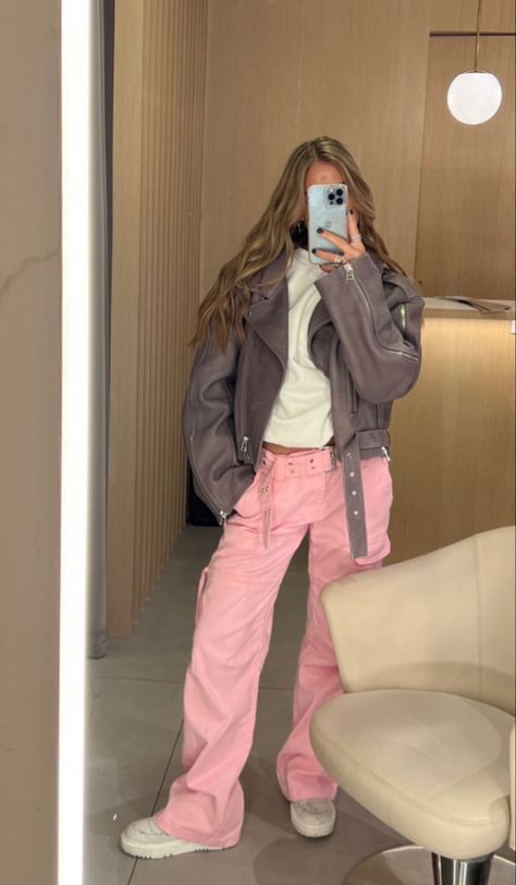 Pink Pants Outfit Aesthetic, Pink Trousers Outfit Casual, Pink Pants Outfit Street Style, Trousers Outfit Aesthetic, Casual Outfits Pink, Oversized Leather Jacket Outfits, Hannah Schonberg, Pink Trousers Outfit, Pink Pants Outfit