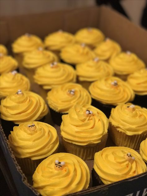 What will it bee cupcakes? What Will It Be Cupcakes, What Will It Bee Gender Reveal Cupcakes, Bobby Blotzer, Bee Shower Theme, Bee Themed Gender Reveal, Bee Baby Shower Decoration, What Will It Bee, Bee Cupcakes, Cupcake Cream