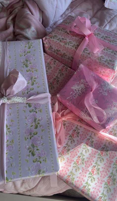 Cute Rapping Gifts Ideas, Pink Christmas Gift Ideas, Pink Presents Christmas, Girly Christmas Wrapping, Coquette Gift Wrapping, Christmas Gift Aesthetic, Brooke Yancey, Pink Christmas Gift Wrap, Pink Presents