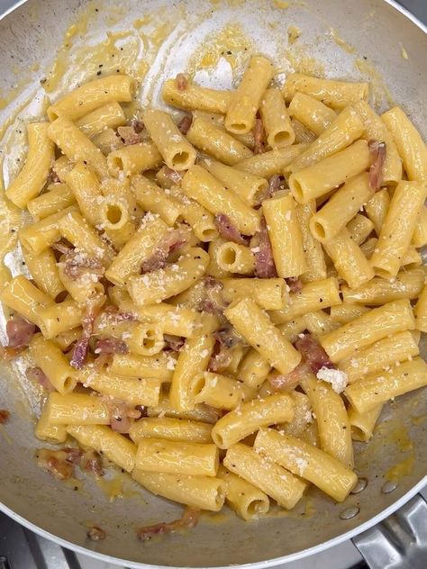 pasta alla carbonara | pasta alla carbonara | By Italian food Pasta Alla Carbonara, Pasta Carbonara, Tasty Meals, Carbonara Pasta, Diet Healthy, Quick Lunches, Healthy Diet Recipes, Dream Board, Italian Food