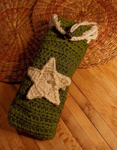 Green star crochet pencil case Easy Green Crochet Projects, Crochet Pencil Case Tutorial, Crochet Pencil Case Aesthetic, Knitting Pencil Case, Crochet Pencil Case No Zipper, Crochet Pencil Case With Zipper, Crochet Pincel Case, Sewn Crochet Hook Case, Crochet Pencil Case