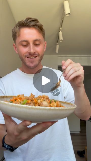 Food In 5 | Bill on Instagram: "60g protein special fried rice 🍚🍳🥕 ingredients & macros 👇 

Follow @foodinfivemins for more 🙌

Macros:
60g protein
20g fat
64g carbs

670 calories per serving 

Ingredients for 3 servings:
600g Chicken Thigh Fillets
6 Tbsp Soy Sauce
3 Tbsp Honey
6 Tbsp Sriracha 
1/2 Red Onion
2 Red Chillies 
3 Tbsp Chinese 5 Spice
2 Eggs
100g Green Beans
200g Carrots
2 Spring Onions
2 Packets Microwave Rice

#highprotein #bulking #gymfood #mealprep #lunchideas #easyrecipes #quickrecipes #friedrice" Chicken Thigh Fillets, Special Fried Rice, Microwave Rice, Chinese 5 Spice, 5 Spice, Rice Recipes For Dinner, Gym Food, Rice Ingredients, Spring Onions