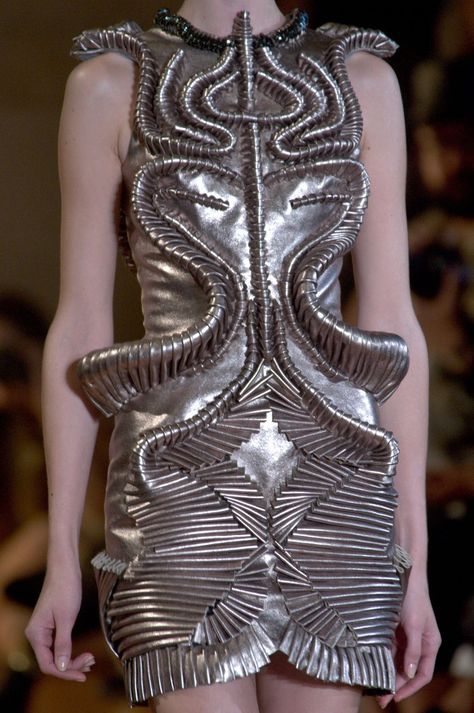 Futuristic Fashion metallic sculptural 3D textures - fashion meets art // Iris Van Herpen Haute Couture Metal In Fashion, Shape In Fashion, Metallics Fashion, Shape Fashion, Space Couture, Textured Fashion, Texture Fashion, Fashion Texture, Futuristic Sculpture