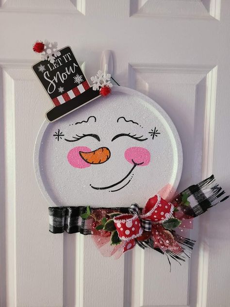 Christmas Pizza Pan Door Hangs, Grinch Pizza Pan Wreath, Pizza Pan Snowman Diy, Snowman Pizza Pan, Pizza Pan Christmas Crafts, Pizza Pan Snowman, Pizza Pan Crafts, Christmas Holiday Crafts, Diy Christmas Crafts To Sell