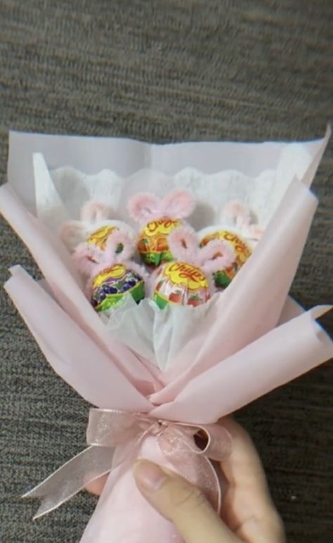 Candy Bucket Ideas, Mini Candy Bouquet, Fuzzy Wire, Bucket Ideas, Candy Bucket, Flowers Ideas, Candy Bouquet, Candy, Beads