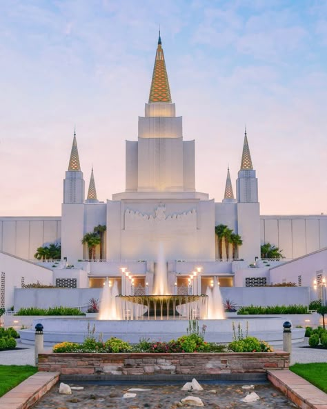 Prettiest Lds Temples, Beautiful Lds Temples, Lds Wallpaper, Temples Lds, Oakland Temple, Relief Society Crafts, Payson Temple, Jesus Wallpapers, Lds Pictures