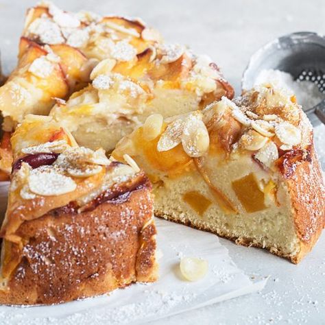 Vanilla Peach Pull-apart Bread - Deliciously light and flaky peach pull-apart bread, with fresh peach and a vanilla sugar filling and glaze. Build A Floating Bed, Peach Ricotta, Peach Cake Recipes, Ricotta Cake, Torte Cupcake, Peach Desserts, Peach Cake, Floating Bed, Peach Recipe