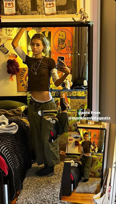 Y2k Hippie Outfits, Dirtbag Aesthetic Outfits, Summer Skater Outfits, Skater Aesthetic Room, 90s Skater Girl, Skater Grunge Outfits, Grunge Skater Aesthetic, Skater Room, 90s Skater Fashion