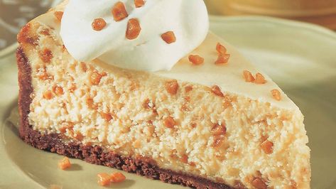 This five ingredient Toffee Cheesecake recipe is the perfect dessert for your dinner party! Impress your guests with this amazing cheesecake. Try it today! Skor Cheesecake, Toffee Cheesecake Recipes, Toffee Cheesecake, Crumb Crust, Chocolate Crumbs, Yummy Cheesecake, Dessert Parfait, Popular Cookies, Toffee Bits