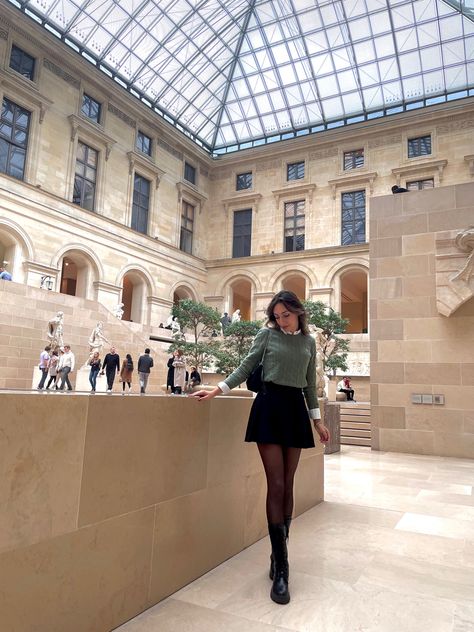 Museo  Louvre Parigi style Louvre Museum Outfit, Louvre Outfit, Europe Core, Louvre Aesthetic, Museum Outfits, Paris December, Museum Outfit, Europe Travel Outfits, Trip Outfits