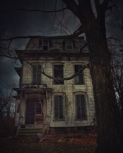 Creepy Old Houses, Abandoned Trains, Scary Houses, Creepy Houses, Old Abandoned Houses, Spooky Places, Spooky House, Horror Novel, Abandoned House