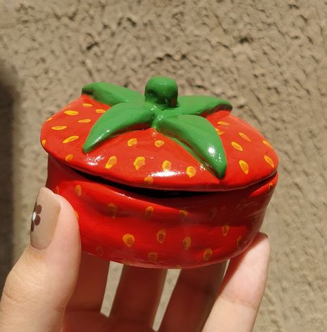 Clay Strawberry Dish, Clay Jewelry Box Ideas, Clay Jewellery Holder, Strawberry Dishes, Strawberry Box, Strawberry Pots, Clay Box, Clay Inspo, Jewelry Box Diy