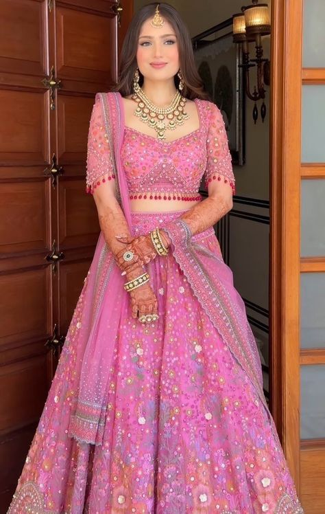 Lehanga Looks For Women, Blouse For Lehenga Designs Latest, Bridal Lehanga Designs Latest For Women, Lehenga Designs Latest Party Wear, Lehenga For Engagement The Bride, Bride Engagement Outfit Indian, Engagement Lehangas, Modern Blouse Designs For Lehenga, Bridal Reception Dress Indian