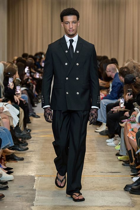 Burberry Suit, Spring 2023 Ready To Wear, 2023 Ready To Wear, Burberry Trench Coat, Brand Clothes, Burberry Prorsum, Spring Summer 2023, Burberry London, 4 Seasons