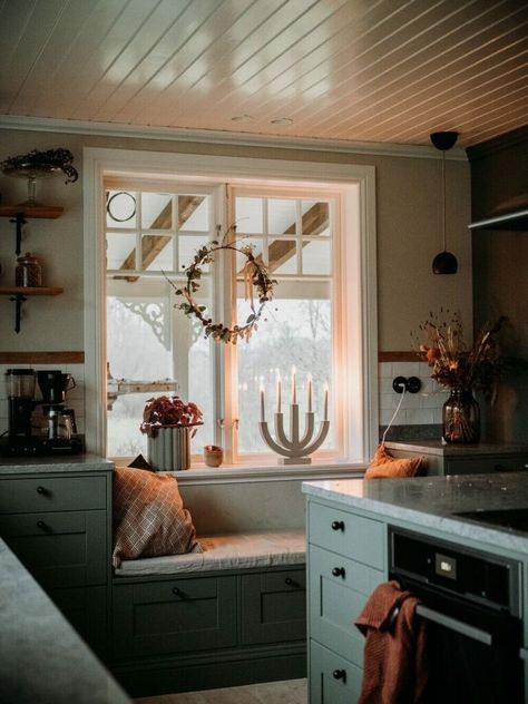 Vintage Country House, Sweden Christmas, Scandinavian Cottage, Sweden House, Swedish House, Christmas Room, Kitchen Window, Scandinavian Home, Vintage Country