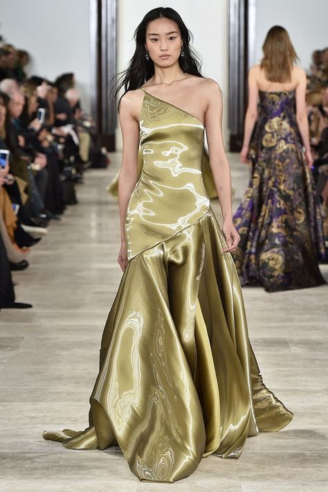 The Met Gala is almost here, and we're already dreaming about dresses. Click to see the designer styles we'd love to see on the red carpet, including this golden Ralph Lauren gown. Ralph Lauren Runway, Met Gala Dresses, Ralph Lauren Fall, Runway Fashion Couture, Gold Gown, Nova York, Gala Dresses, Fall Winter 2016, Glam Dresses