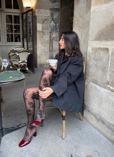 Simple Easy Outfits, Coffee Date Outfit Ideas, Red Shoes Outfit, Coffee Date Outfit, Date Outfit Ideas, Coffee Date Outfits, Floral Tights, Black Boots Outfit, Date Outfit