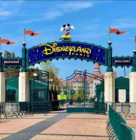 Theme Park Entrance, Birthday Surprises For Him, Birthday Surprises, Disney Parque, Disneyland Attractions, Planet Coaster, Disney Photo Ideas, Disney Paris, Park Designs