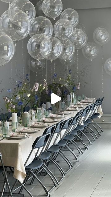 Clear Balloon Wedding Decor, Fence Decorating Ideas For Party, Balloons Over Table, Clear Balloon Decor, Balloons On Table Decor, Birthday Venue Ideas, Restaurant Party Decorations, Celebration Decoration Ideas, Table Party Decorations