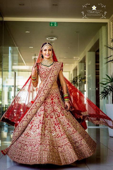 Intricate red bridal lehenga for Indian bride. See more on wedmegood.com  #wedmegood #indianwedding #indianbride #lehenga #lehengacholi #bridallehenga #red #redlehenga Orang India, Baju Kahwin, Indian Wedding Lehenga, Saree Bollywood, Wedding Lehenga Designs, Indian Bride Outfits, Bridal Lehenga Collection, Indian Bridal Lehenga, Designer Bridal Lehenga