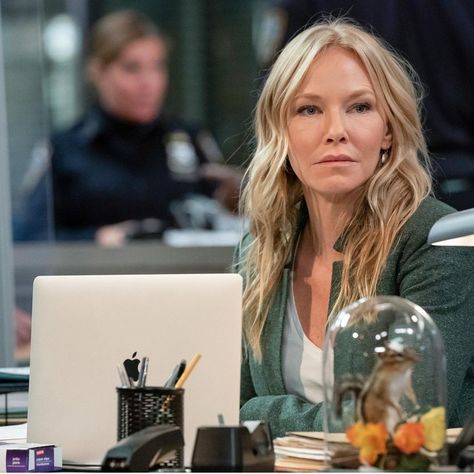 #amandarollins #kelligiddish #lawandordersvu #lawandorder #serie Kelli Giddish Hair, Kelly Giddish Hair, Rollisi Svu, Law And Order Special Victims Unit, Kelli Giddish, Amanda Rollins, Color Balayage, Special Victims Unit, Olivia Benson