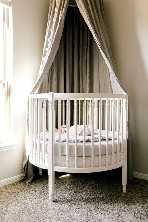 Canopy Crib Ideas, Round Baby Bed, Circle Crib Nursery, Corner Crib Nursery, Round Crib Nursery, Corner Crib, Crib With Canopy, Circular Crib, Circle Crib