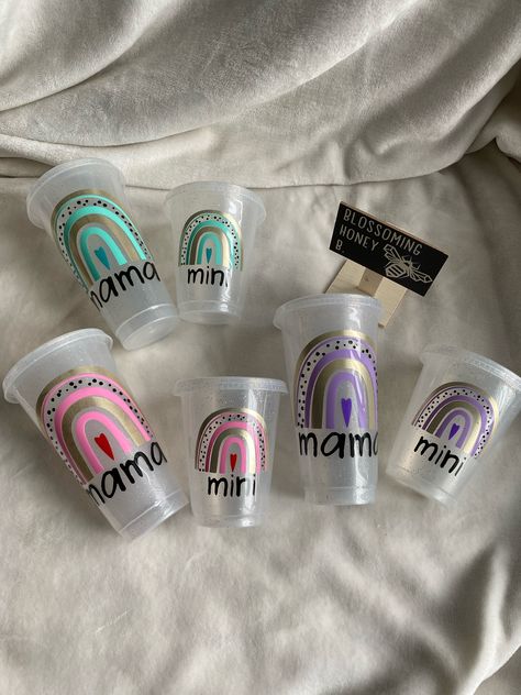 Mama Mini Cups, Tumblr Vinyl Ideas, Plastic Cups With Vinyl Cute Ideas, Cricut Cups Vinyls, Mommy And Me Cups, Vinyl Cup Ideas, Clipboard Decorating, Coffee Cups Diy, Starbucks Design