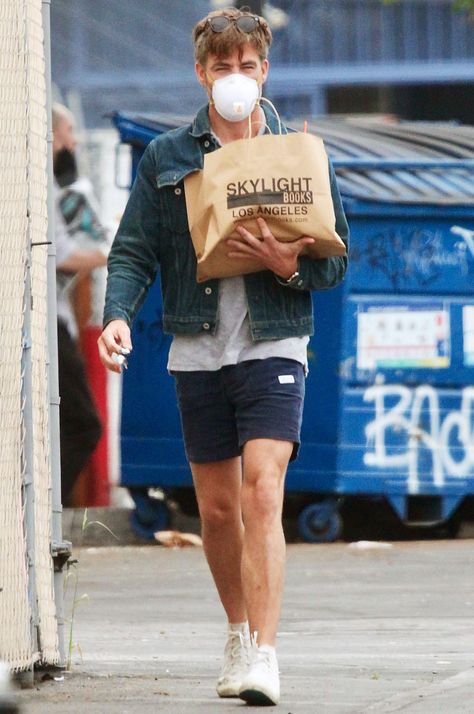 Chris Pine 2024, Chris Pine Style, Kylie Jenner Youtube, Captain America Star, Buying Books, Indie Bookstore, Wearing A Mask, Chris Pine, Summer 24