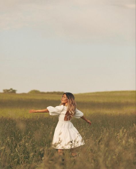 Wildflower Photoshoot, Western Photo Shoots, Senior Photoshoot Poses, Lake Photoshoot, Wildflower Photo, Western Photo, Beautiful Photoshoot Ideas, Senior Photo Outfits, Solo Photo