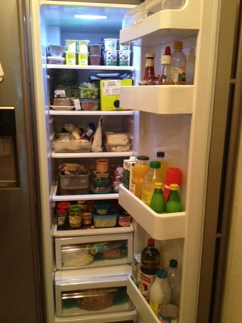 Frigo de Miquel : bien rempli de yaourts bio, oeufs, fromage, charcuterie, fruits, 5l de jus de pommes... Cheesy Quotes, Iphone Repair, Just Video, Real Madrid, Cool Pictures, Vision Board, Kitchen Appliances, Repair, Quick Saves