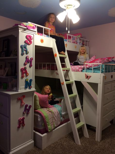 DIY triple bunk bed. Girls room.                                                                                                                                                      More Bunk Bed Girls Room, Bunk Bed Ideas Diy, Girls Bunk Beds, Bunk Bed Plans, Triple Bunk Beds, Diy Bunk Bed, Triple Bunk Bed, Triple Bunk, Cool Bunk Beds