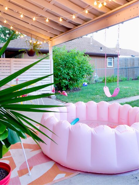 A pink inflatable pool on a colorful back patio Minnidip Pool Ideas, Inflatable Pool Ideas Backyard, Minnidip Pool, Cowboy Pools, Cheap Pool Ideas Budget, Basement Vibes, Deck Oasis, Cottage Yard, Beach House Decor Diy