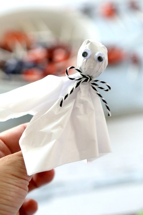 Lollipop Ghost Craft Tutorial - Make Lollypop (Lollipop) Ghosts to pass out for Halloween in this easy Child friendly DIY tutorial for Halloween, great for classroom parties Birthday Party Food For Adults, 16 Birthday Gifts, Ghost Lollipops, Lollipops Diy, Food Halloween Costumes, Party Food For Adults, Ghost Craft, Halloween At Home, Fruit Costumes