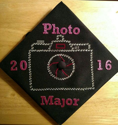 Photography Graduation Cap, Cap Photography, Senior Year Planning, Diy Grad Cap, Photography Major, Creative Graduation Caps, Year Planning, College Guide, College Graduation Cap Decoration