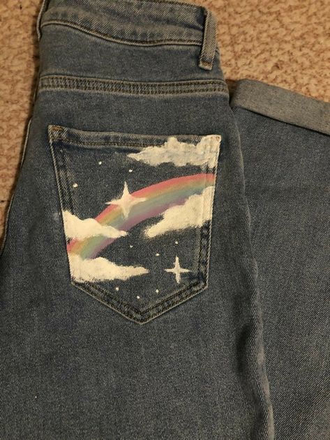 Pin de Kerry em Diy clothes ideas | Calça jeans pintadas, Diy roupas customizadas, Roupas pintadas Jean Pocket Painting, Pocket Painting, Custom Jeans Diy, Diy Clothes Ideas, Denim Pins, Diy Denim Jacket, Painted Clothes Diy, Upcycle Clothes Diy, Painted Rainbow