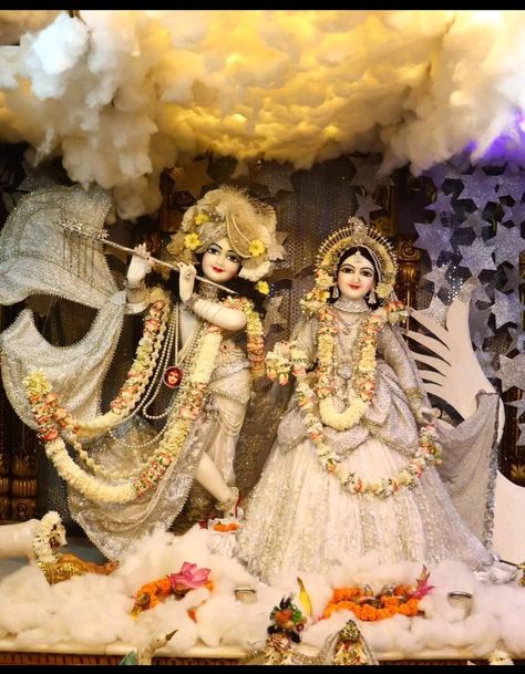 Radha Rani Murti, Iscon Temple Radha Krishna, Vrindavan Images, Radhakrishnan Images, Radha Krishna Murti, Sharad Purnima, Vrindavan Photography Pictures, How To Make Garland, Radha Krishna Quotes