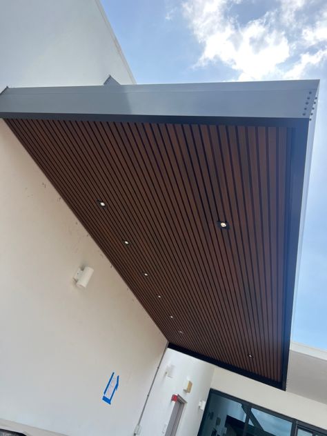 Portico False Ceiling Design, Wpc Outdoor Wall Panel, Ceiling Cladding Ideas, Spandrel Ceiling Exterior, Pergola Ceiling Ideas, Wood Cladding Ceiling, Pvc Ceiling Design Balcony, Balcony False Ceiling Designs, Balcony Ceiling Design